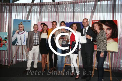 Ridderkerk, 11 September 2012
Lancering Helden No. 15 van Frits Barend en Barbara Barend met veel Olympische Kampioenen
Jacco Goosens en Deborah Leeser en de olympische kampioenen Ranomi Kromiwidjojo, Marianne Vos en captain van de Nederlandse Hockedames, Maartje Paumen, Edit Bosch, Lisa Westerhof en Lobke Berkhout
Foto Peter Smulders BV