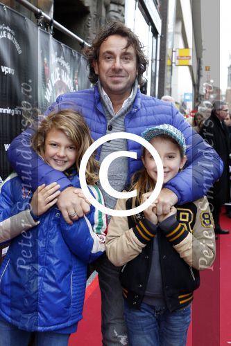 Amsterdam 7 december 2011
Premiere van het gordijnpaleis in Tuschinski. Marco Borsato met Senna en Jada
Peter Smulders bv
