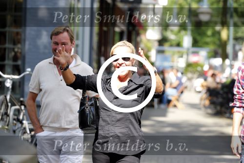 Amsterdam 3 september 2012
Mariska v Kolck en Edgar Peer met zoon ontmoeten Connie Breukhoven op de cornelis schuytstraat.
Peter Smulders bv