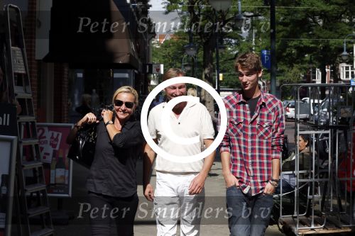 Amsterdam 3 september 2012
Mariska v Kolck en Edgar Peer met zoon ontmoeten Connie Breukhoven op de cornelis schuytstraat.
Peter Smulders bv