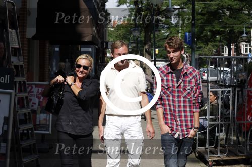 Amsterdam 3 september 2012
Mariska v Kolck en Edgar Peer met zoon ontmoeten Connie Breukhoven op de cornelis schuytstraat.
Peter Smulders bv