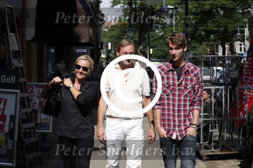 Amsterdam 3 september 2012
Mariska v Kolck en Edgar Peer met zoon ontmoeten Connie Breukhoven op de cornelis schuytstraat.
Peter Smulders bv