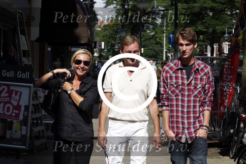 Amsterdam 3 september 2012
Mariska v Kolck en Edgar Peer met zoon ontmoeten Connie Breukhoven op de cornelis schuytstraat.
Peter Smulders bv