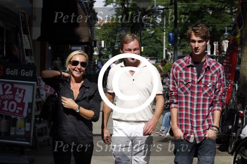 Amsterdam 3 september 2012
Mariska v Kolck en Edgar Peer met zoon ontmoeten Connie Breukhoven op de cornelis schuytstraat.
Peter Smulders bv