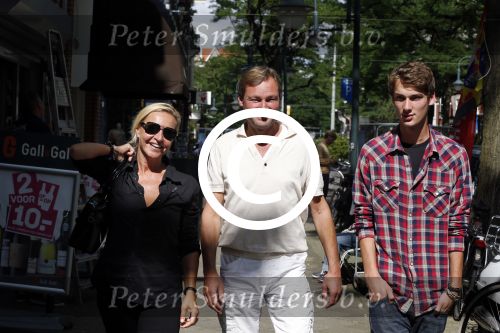 Amsterdam 3 september 2012
Mariska v Kolck en Edgar Peer met zoon ontmoeten Connie Breukhoven op de cornelis schuytstraat.
Peter Smulders bv