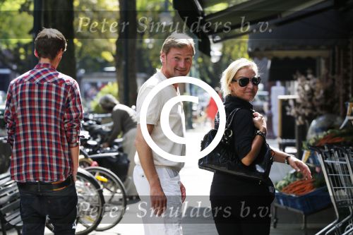 Amsterdam 3 september 2012
Mariska v Kolck en Edgar Peer met zoon ontmoeten Connie Breukhoven op de cornelis schuytstraat.
Peter Smulders bv