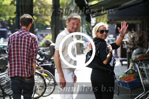 Amsterdam 3 september 2012
Mariska v Kolck en Edgar Peer met zoon ontmoeten Connie Breukhoven op de cornelis schuytstraat.
Peter Smulders bv
