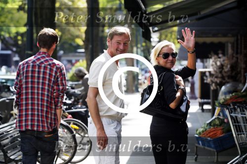Amsterdam 3 september 2012
Mariska v Kolck en Edgar Peer met zoon ontmoeten Connie Breukhoven op de cornelis schuytstraat.
Peter Smulders bv