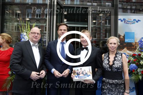 Amsterdam23 september 2012
Premiere de Jantjes in het nieuwe de la mar. Mark Rutte met Hans Cornelisse en Ruud de Graaf met zijn vrouw
Peter Smulders bv