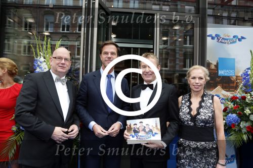 Amsterdam23 september 2012
Premiere de Jantjes in het nieuwe de la mar. Mark Rutte met Hans Cornelisse en Ruud de Graaf met zijn vrouw
Peter Smulders bv