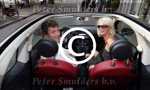 Amsterdam 29 augustus 2012
Premiere Yab Yum in carre. Mary-Lou v Steenis met man in fiat 500 cabrio
Peter Smulders bv