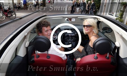 Amsterdam 29 augustus 2012
Premiere Yab Yum in carre. Mary-Lou v Steenis met man in fiat 500 cabrio
Peter Smulders bv