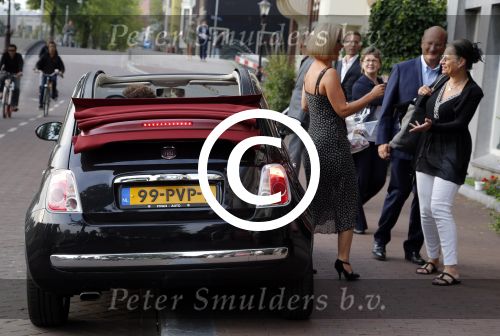 Amsterdam 29 augustus 2012
Premiere Yab Yum in carre. Mary-Lou v Steenis met man in fiat 500 cabrio
Peter Smulders bv