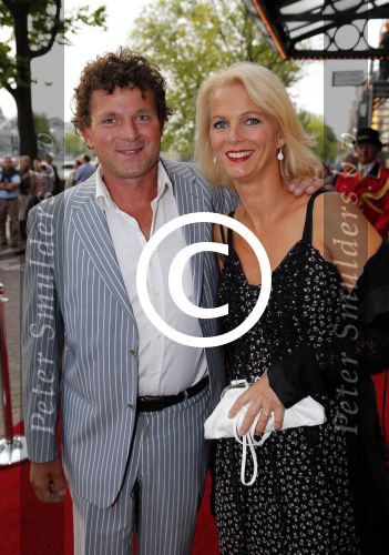 Amsterdam 29 augustus 2012
Premiere Yab Yum in carre. Mary-Lou v Steenis met man in fiat 500 cabrio
Peter Smulders bv