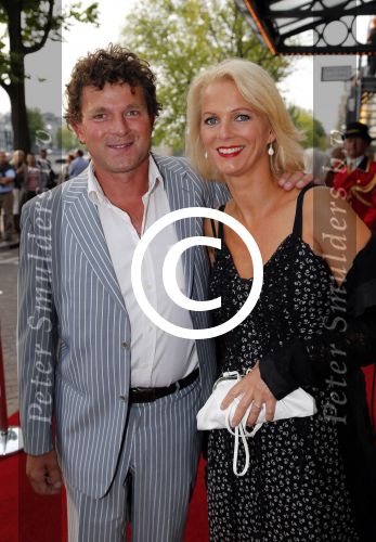 Amsterdam 29 augustus 2012
Premiere Yab Yum in carre. Mary-Lou v Steenis met man in fiat 500 cabrio
Peter Smulders bv