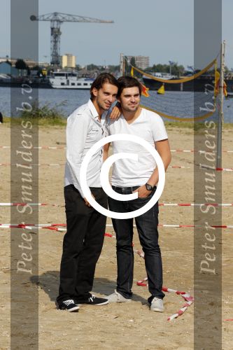 Amsterdam 3 september 2012
Presentatie deelnmemers expeditie Robinson bij strand west . Matthias en Christophe de Meulder
Peter Smulders bv