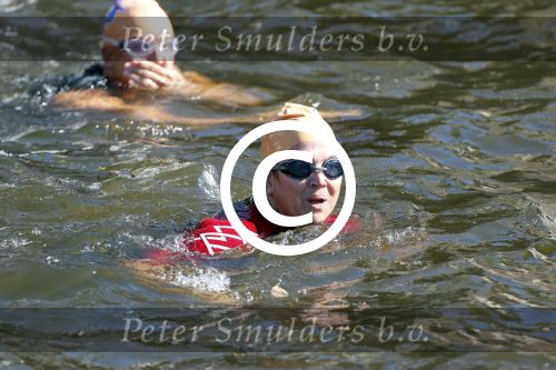 Amsterdam 9 september 2012
Maxima doet mee met de Amsterdam City swim door de grachten van Amsterdam. Prins Willem Alexander en hun dochters prinses Amalia Alexia en Ariane wachten haar an de finisch op de keizersgracht op.
Peter Smulders bv