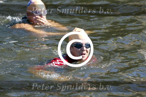 Amsterdam 9 september 2012
Maxima doet mee met de Amsterdam City swim door de grachten van Amsterdam. Prins Willem Alexander en hun dochters prinses Amalia Alexia en Ariane wachten haar an de finisch op de keizersgracht op.
Peter Smulders bv