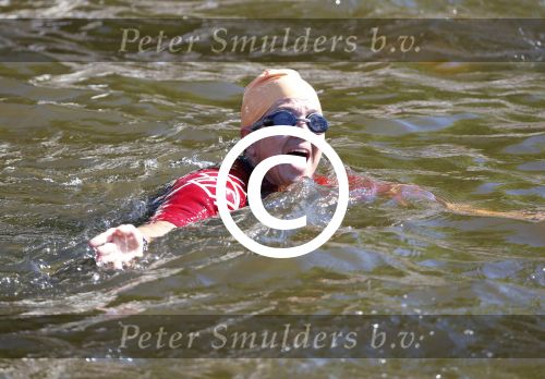 Amsterdam 9 september 2012
Maxima doet mee met de Amsterdam City swim door de grachten van Amsterdam. Prins Willem Alexander en hun dochters prinses Amalia Alexia en Ariane wachten haar an de finisch op de keizersgracht op.
Peter Smulders bv