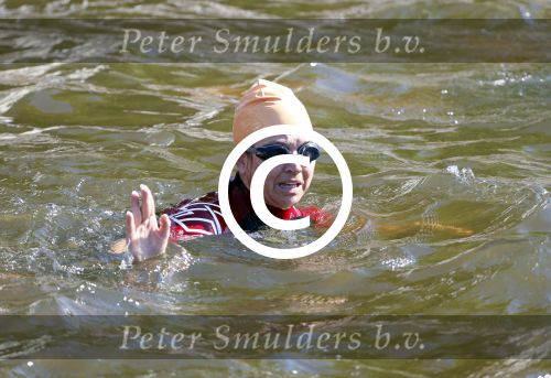 Amsterdam 9 september 2012
Maxima doet mee met de Amsterdam City swim door de grachten van Amsterdam. Prins Willem Alexander en hun dochters prinses Amalia Alexia en Ariane wachten haar an de finisch op de keizersgracht op.
Peter Smulders bv