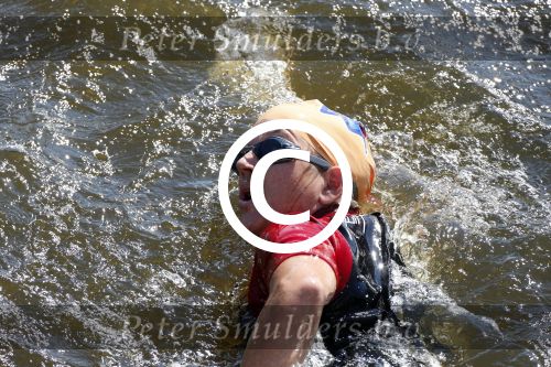 Amsterdam 9 september 2012
Maxima doet mee met de Amsterdam City swim door de grachten van Amsterdam. Prins Willem Alexander en hun dochters prinses Amalia Alexia en Ariane wachten haar an de finisch op de keizersgracht op.
Peter Smulders bv