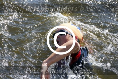 Amsterdam 9 september 2012
Maxima doet mee met de Amsterdam City swim door de grachten van Amsterdam. Prins Willem Alexander en hun dochters prinses Amalia Alexia en Ariane wachten haar an de finisch op de keizersgracht op.
Peter Smulders bv