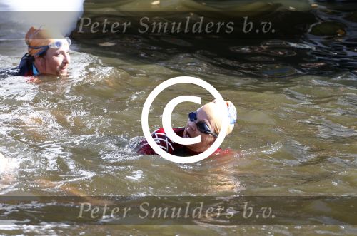 Amsterdam 9 september 2012
Maxima doet mee met de Amsterdam City swim door de grachten van Amsterdam. Prins Willem Alexander en hun dochters prinses Amalia Alexia en Ariane wachten haar an de finisch op de keizersgracht op.
Peter Smulders bv