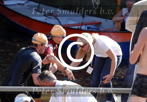 Amsterdam 9 september 2012
Maxima doet mee met de Amsterdam City swim door de grachten van Amsterdam. Prins Willem Alexander en hun dochters prinses Amalia Alexia en Ariane wachten haar an de finisch op de keizersgracht op.
Peter Smulders bv