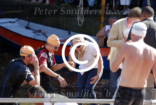 Amsterdam 9 september 2012
Maxima doet mee met de Amsterdam City swim door de grachten van Amsterdam. Prins Willem Alexander en hun dochters prinses Amalia Alexia en Ariane wachten haar an de finisch op de keizersgracht op.
Peter Smulders bv