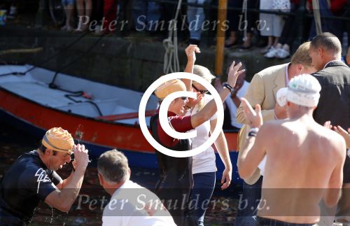 Amsterdam 9 september 2012
Maxima doet mee met de Amsterdam City swim door de grachten van Amsterdam. Prins Willem Alexander en hun dochters prinses Amalia Alexia en Ariane wachten haar an de finisch op de keizersgracht op.
Peter Smulders bv