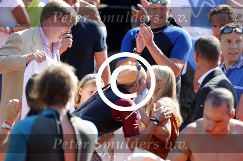 Amsterdam 9 september 2012
Maxima doet mee met de Amsterdam City swim door de grachten van Amsterdam. Prins Willem Alexander en hun dochters prinses Amalia Alexia en Ariane wachten haar an de finisch op de keizersgracht op.
Peter Smulders bv
