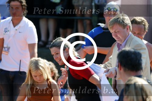 Amsterdam 9 september 2012
Maxima doet mee met de Amsterdam City swim door de grachten van Amsterdam. Prins Willem Alexander en hun dochters prinses Amalia Alexia en Ariane wachten haar an de finisch op de keizersgracht op.
Peter Smulders bv