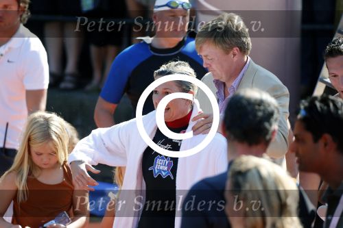 Amsterdam 9 september 2012
Maxima doet mee met de Amsterdam City swim door de grachten van Amsterdam. Prins Willem Alexander en hun dochters prinses Amalia Alexia en Ariane wachten haar an de finisch op de keizersgracht op.
Peter Smulders bv