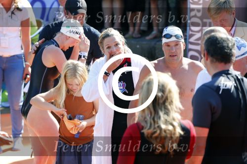 Amsterdam 9 september 2012
Maxima doet mee met de Amsterdam City swim door de grachten van Amsterdam. Prins Willem Alexander en hun dochters prinses Amalia Alexia en Ariane wachten haar an de finisch op de keizersgracht op.
Peter Smulders bv