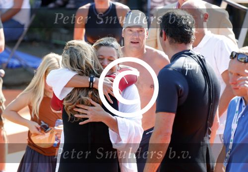 Amsterdam 9 september 2012
Maxima doet mee met de Amsterdam City swim door de grachten van Amsterdam. Prins Willem Alexander en hun dochters prinses Amalia Alexia en Ariane wachten haar an de finisch op de keizersgracht op.
Peter Smulders bv