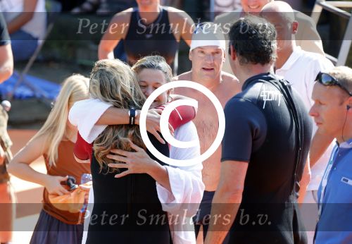 Amsterdam 9 september 2012
Maxima doet mee met de Amsterdam City swim door de grachten van Amsterdam. Prins Willem Alexander en hun dochters prinses Amalia Alexia en Ariane wachten haar an de finisch op de keizersgracht op.
Peter Smulders bv