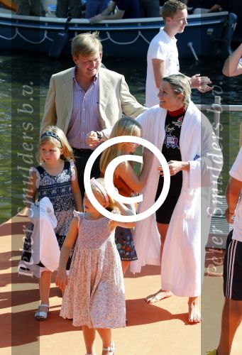 Amsterdam 9 september 2012
Maxima doet mee met de Amsterdam City swim door de grachten van Amsterdam. Prins Willem Alexander en hun dochters prinses Amalia Alexia en Ariane wachten haar an de finisch op de keizersgracht op.
Peter Smulders bv