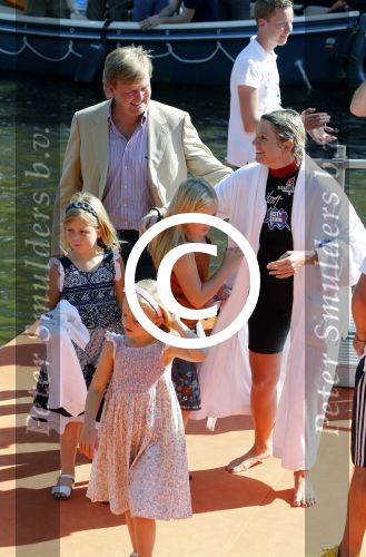 Amsterdam 9 september 2012
Maxima doet mee met de Amsterdam City swim door de grachten van Amsterdam. Prins Willem Alexander en hun dochters prinses Amalia Alexia en Ariane wachten haar an de finisch op de keizersgracht op.
Peter Smulders bv