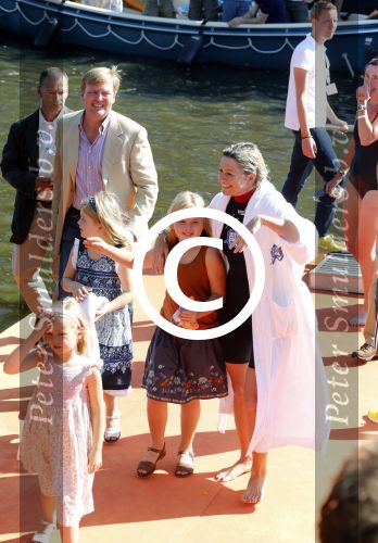 Amsterdam 9 september 2012
Maxima doet mee met de Amsterdam City swim door de grachten van Amsterdam. Prins Willem Alexander en hun dochters prinses Amalia Alexia en Ariane wachten haar an de finisch op de keizersgracht op.
Peter Smulders bv