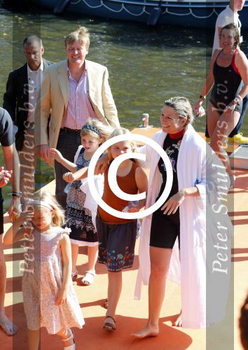 Amsterdam 9 september 2012
Maxima doet mee met de Amsterdam City swim door de grachten van Amsterdam. Prins Willem Alexander en hun dochters prinses Amalia Alexia en Ariane wachten haar an de finisch op de keizersgracht op.
Peter Smulders bv