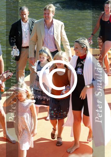 Amsterdam 9 september 2012
Maxima doet mee met de Amsterdam City swim door de grachten van Amsterdam. Prins Willem Alexander en hun dochters prinses Amalia Alexia en Ariane wachten haar an de finisch op de keizersgracht op.
Peter Smulders bv