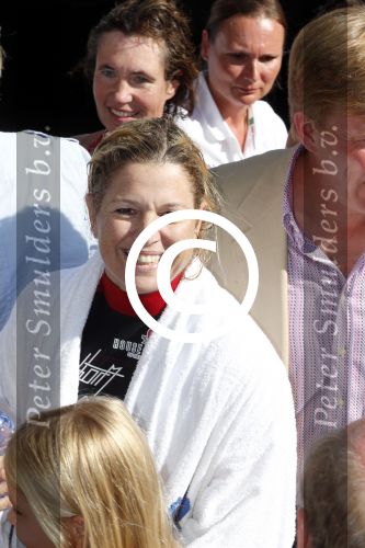 Amsterdam 9 september 2012
Maxima doet mee met de Amsterdam City swim door de grachten van Amsterdam. Prins Willem Alexander en hun dochters prinses Amalia Alexia en Ariane wachten haar an de finisch op de keizersgracht op.
Peter Smulders bv