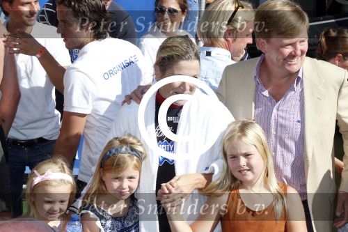 Amsterdam 9 september 2012
Maxima doet mee met de Amsterdam City swim door de grachten van Amsterdam. Prins Willem Alexander en hun dochters prinses Amalia Alexia en Ariane wachten haar an de finisch op de keizersgracht op.
Peter Smulders bv