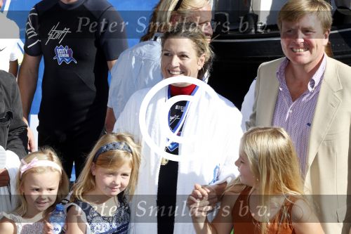 Amsterdam 9 september 2012
Maxima doet mee met de Amsterdam City swim door de grachten van Amsterdam. Prins Willem Alexander en hun dochters prinses Amalia Alexia en Ariane wachten haar an de finisch op de keizersgracht op.
Peter Smulders bv