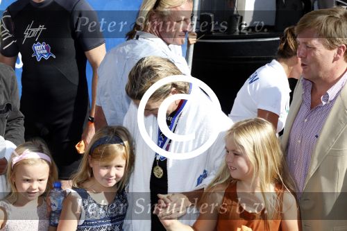 Amsterdam 9 september 2012
Maxima doet mee met de Amsterdam City swim door de grachten van Amsterdam. Prins Willem Alexander en hun dochters prinses Amalia Alexia en Ariane wachten haar an de finisch op de keizersgracht op.
Peter Smulders bv
