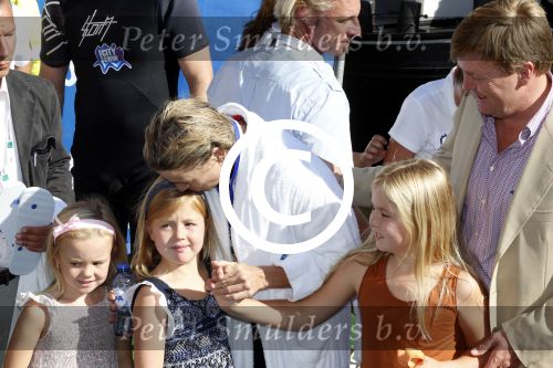 Amsterdam 9 september 2012
Maxima doet mee met de Amsterdam City swim door de grachten van Amsterdam. Prins Willem Alexander en hun dochters prinses Amalia Alexia en Ariane wachten haar an de finisch op de keizersgracht op.
Peter Smulders bv