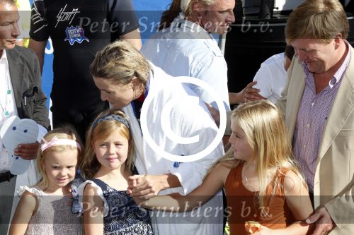 Amsterdam 9 september 2012
Maxima doet mee met de Amsterdam City swim door de grachten van Amsterdam. Prins Willem Alexander en hun dochters prinses Amalia Alexia en Ariane wachten haar an de finisch op de keizersgracht op.
Peter Smulders bv