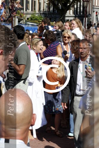 Amsterdam 9 september 2012
Maxima doet mee met de Amsterdam City swim door de grachten van Amsterdam. Prins Willem Alexander en hun dochters prinses Amalia Alexia en Ariane wachten haar an de finisch op de keizersgracht op.
Peter Smulders bv