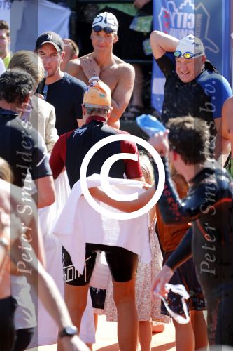Amsterdam 9 september 2012
Maxima doet mee met de Amsterdam City swim door de grachten van Amsterdam. Prins Willem Alexander en hun dochters prinses Amalia Alexia en Ariane wachten haar an de finisch op de keizersgracht op.
Peter Smulders bv