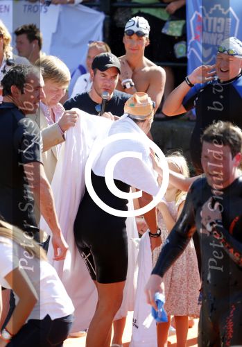 Amsterdam 9 september 2012
Maxima doet mee met de Amsterdam City swim door de grachten van Amsterdam. Prins Willem Alexander en hun dochters prinses Amalia Alexia en Ariane wachten haar an de finisch op de keizersgracht op.
Peter Smulders bv